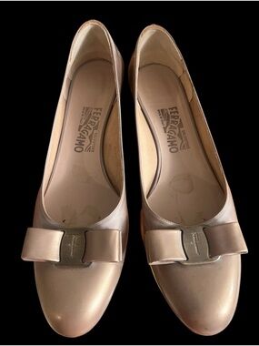 SALVATORE FERRAGAMO Metallic Nude Vara Bow heels